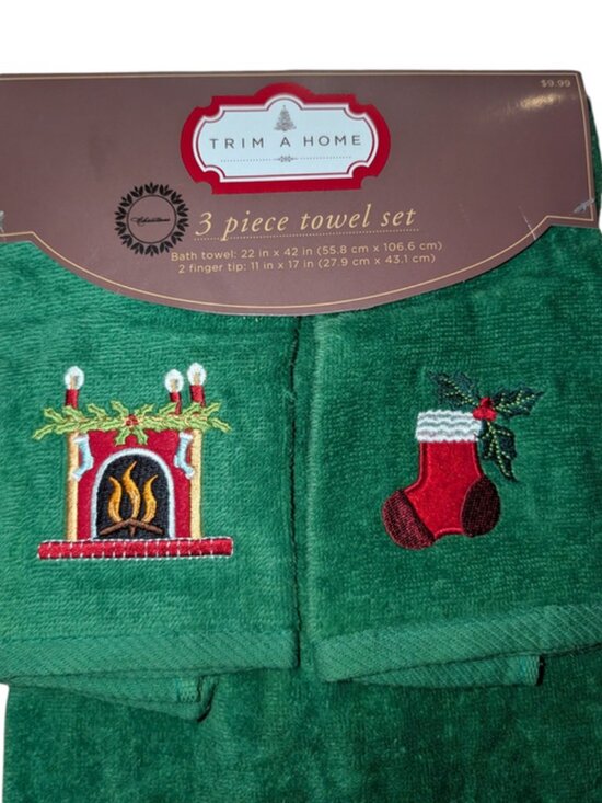 NEW Trim A Home Christmas 3 Piece Towel Set Santa Claus Stockings Bath Fingertip - Picture 2 of 6